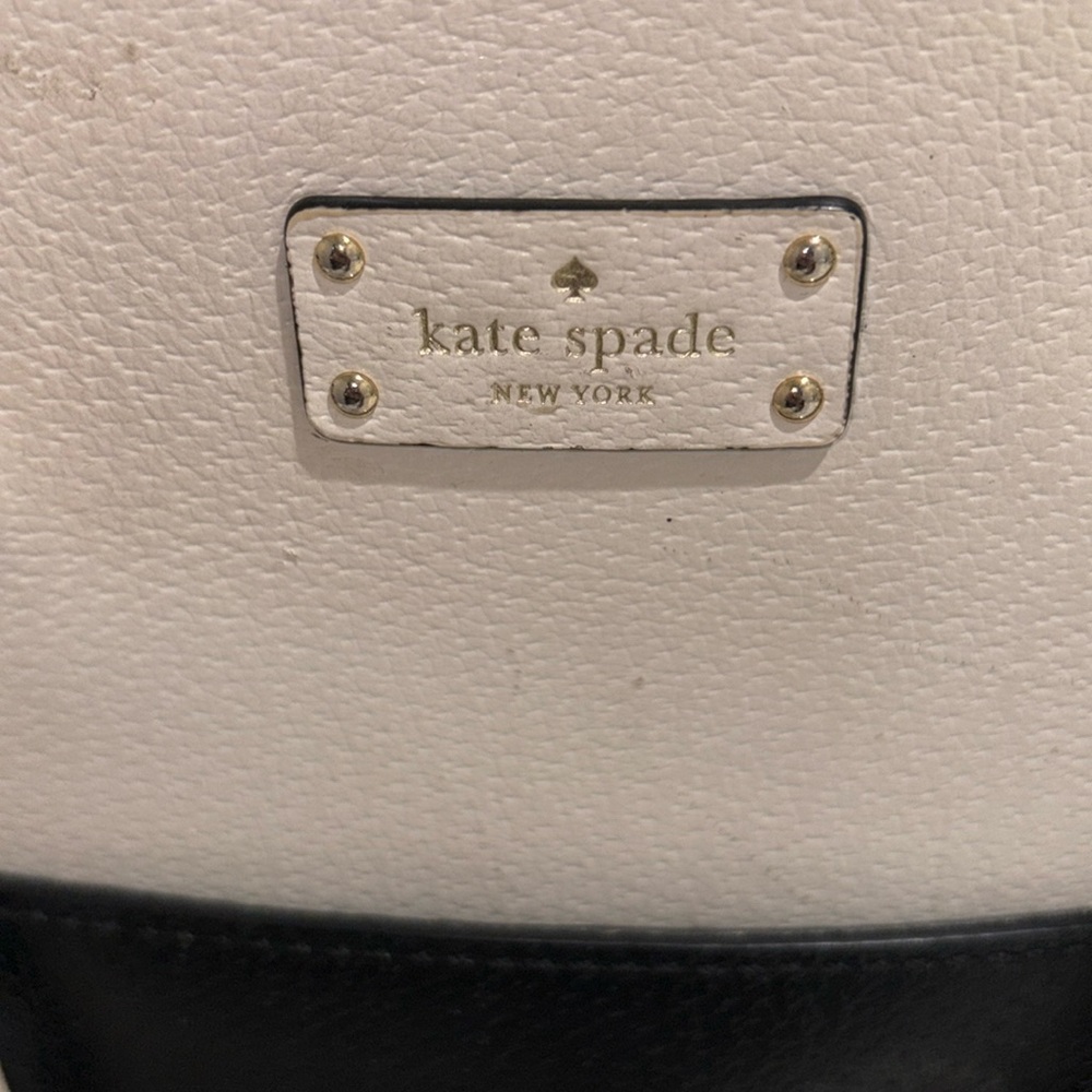 Kate Spade bag. 


Worn a few times, handles have slight wear and tear.